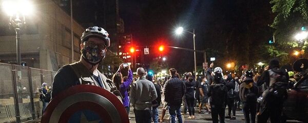 Протестующий с щитом Капитана Америки в Портленде, США - Sputnik Таджикистан