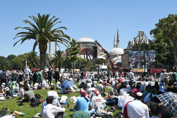 Верующие на площади Султанахмет у собора Святой Софии в Стамбуле - Sputnik Таджикистан