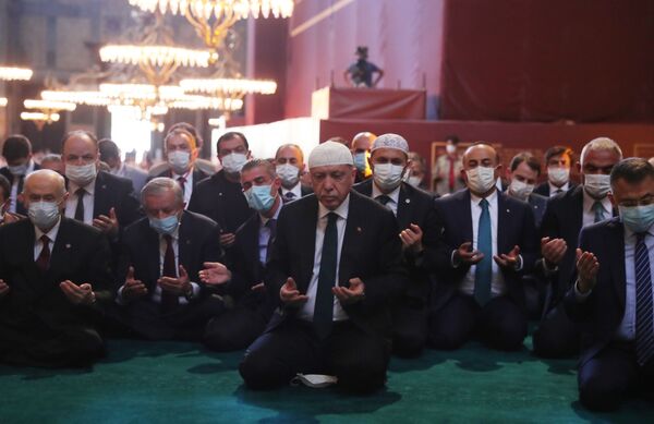 Президент Турции Реджеп Тайип Эрдоган во время намаза в соборе Святой Софии в Стамбуле - Sputnik Таджикистан
