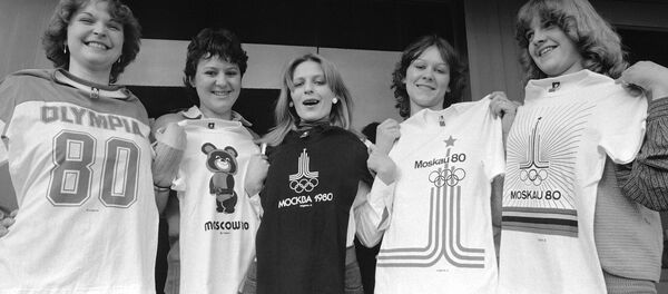 Олимпиада-80: девушки с футболками - Sputnik Таджикистан