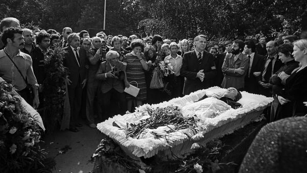 Прощание с Владимиром Высоцким на Ваганьковском кладбище в Москве - Sputnik Таджикистан