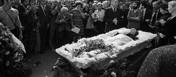 Прощание с Владимиром Высоцким на Ваганьковском кладбище в Москве Прощание с Владимиром Высоцким на Ваганьковском кладбище в Москве - Sputnik Таджикистан