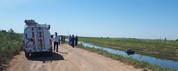 Машина в воде Машина в воде - Sputnik Таджикистан