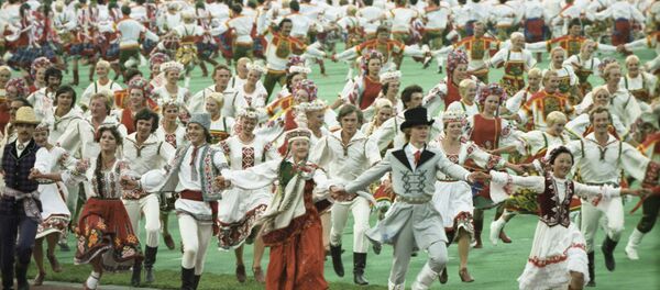 Фрагмент танцевальной сюиты Дружба народов на торжественной церемонии открытия Игр XXII Олимпиады - Sputnik Тоҷикистон