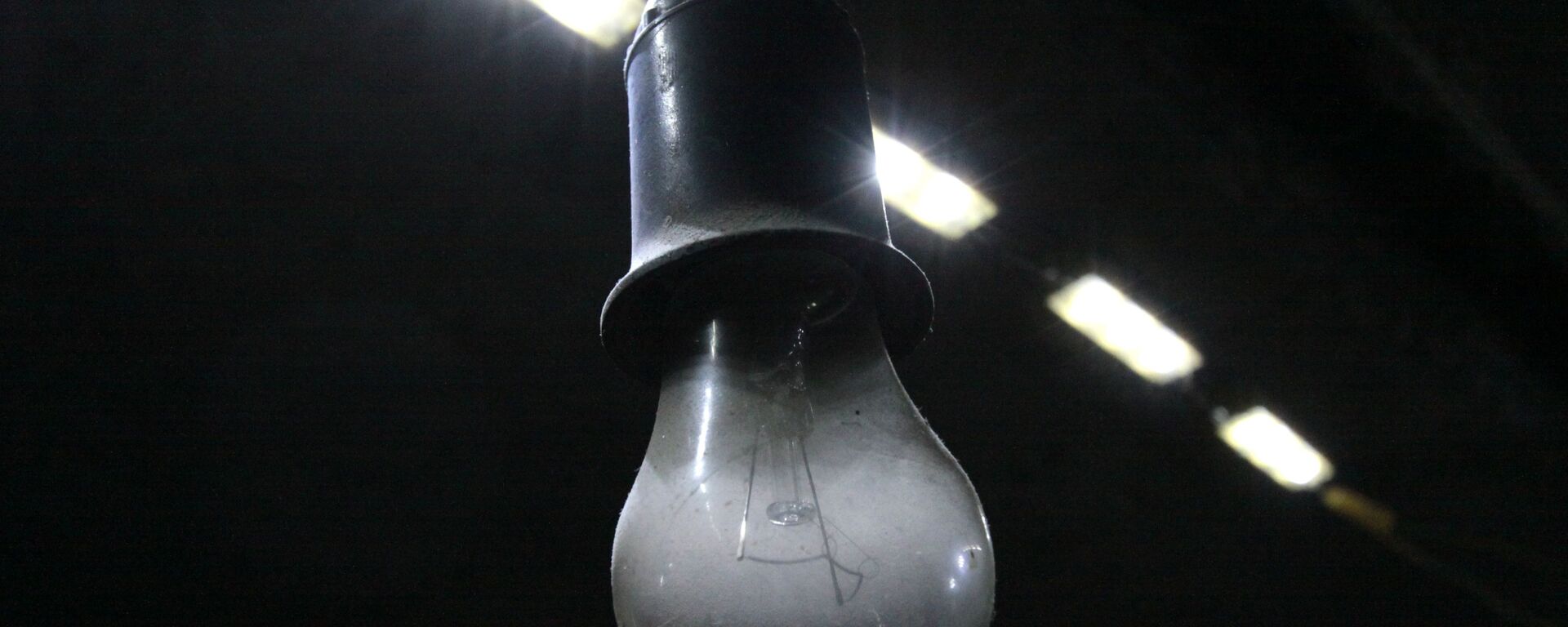Лампочка в подвале, архивное фото - Sputnik Тоҷикистон, 1920, 24.12.2021