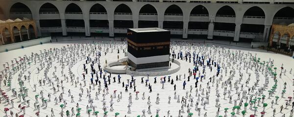 Сотни мусульманских паломников окружают Каабу - Sputnik Тоҷикистон