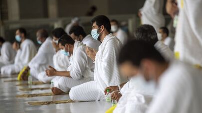 Паломники молятся во время хаджа