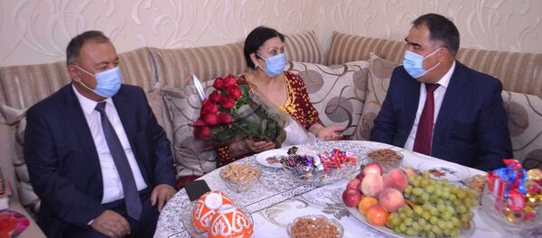 Председатель согда Раджаббой Ахмадзода, мэр Худжанда Маъруф Мухамадзода посетили актрису Сайрам Исоеву - Sputnik Тоҷикистон