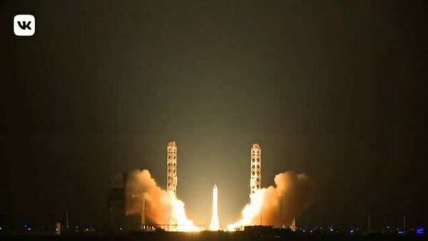 Старт тяжелой ракеты-носителя «Протон-М» с космодрома Байконур - YouTube - Sputnik Таджикистан