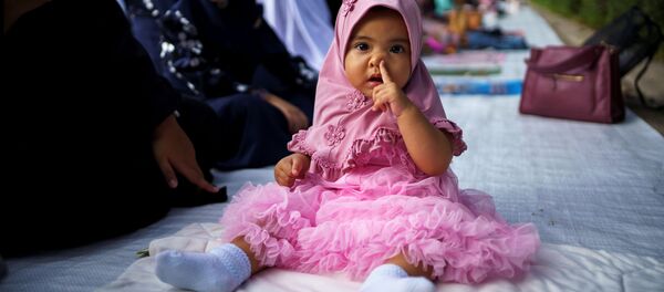 Маленькая мусульманка в Исламском центре Таиланда в Бангкоке, Таиланд - Sputnik Таджикистан