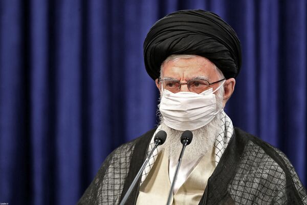 Верховный лидер Ирана Али Хаменеи в медицинской маске во время выступления по случаю Курбан-байрама - Sputnik Таджикистан