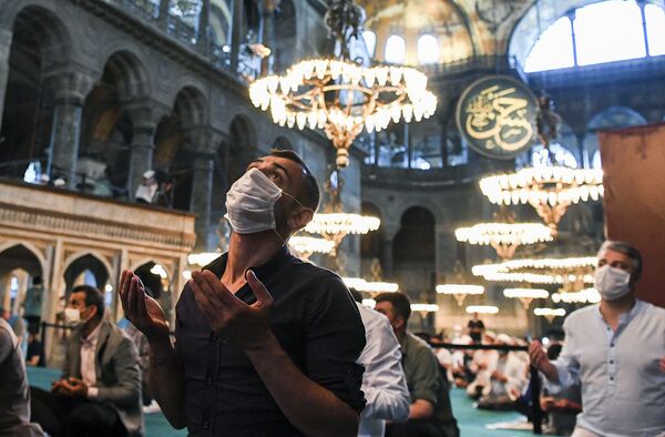 Мусульмане в медицинских масках во время молитвы в соборе Святой Софии в Стамбуле, недавно вновь ставшем мечетью - Sputnik Таджикистан