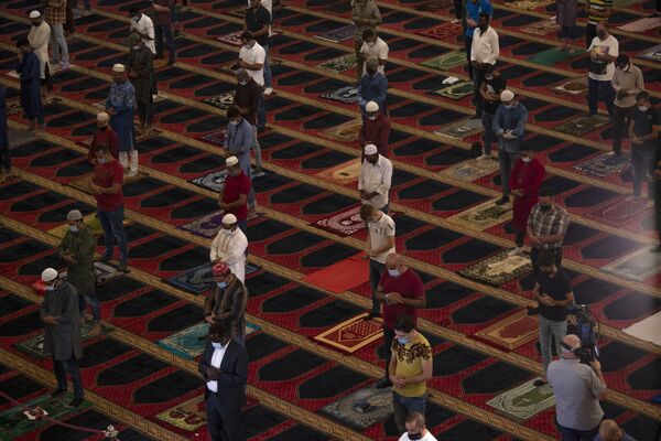 Мусульмане в медицинских масках во время молитвы в мечети Мухаммеда аль-Амина в Бейруте, Ливан - Sputnik Таджикистан