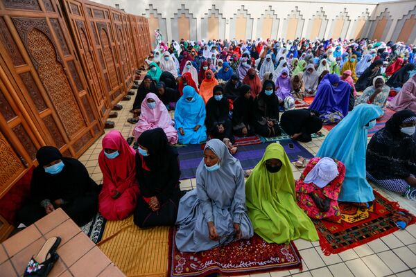 Нигерийские мусульмане во время молитвы по случаю празднования Курбан-байрама в Национальной мечети в Абудже, Нигерия - Sputnik Таджикистан