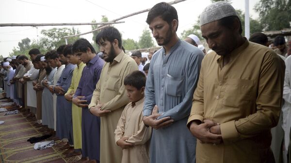 Афганские беженцы молятся по случаю празднования Курбан-байрама в мечети в лагере беженцев на окраине Пешавара, Пакистан - Sputnik Таджикистан