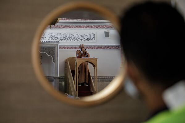 Священнослужитель проводит праздничную молитву во время празднования Курбан-байрама во Франции - Sputnik Таджикистан