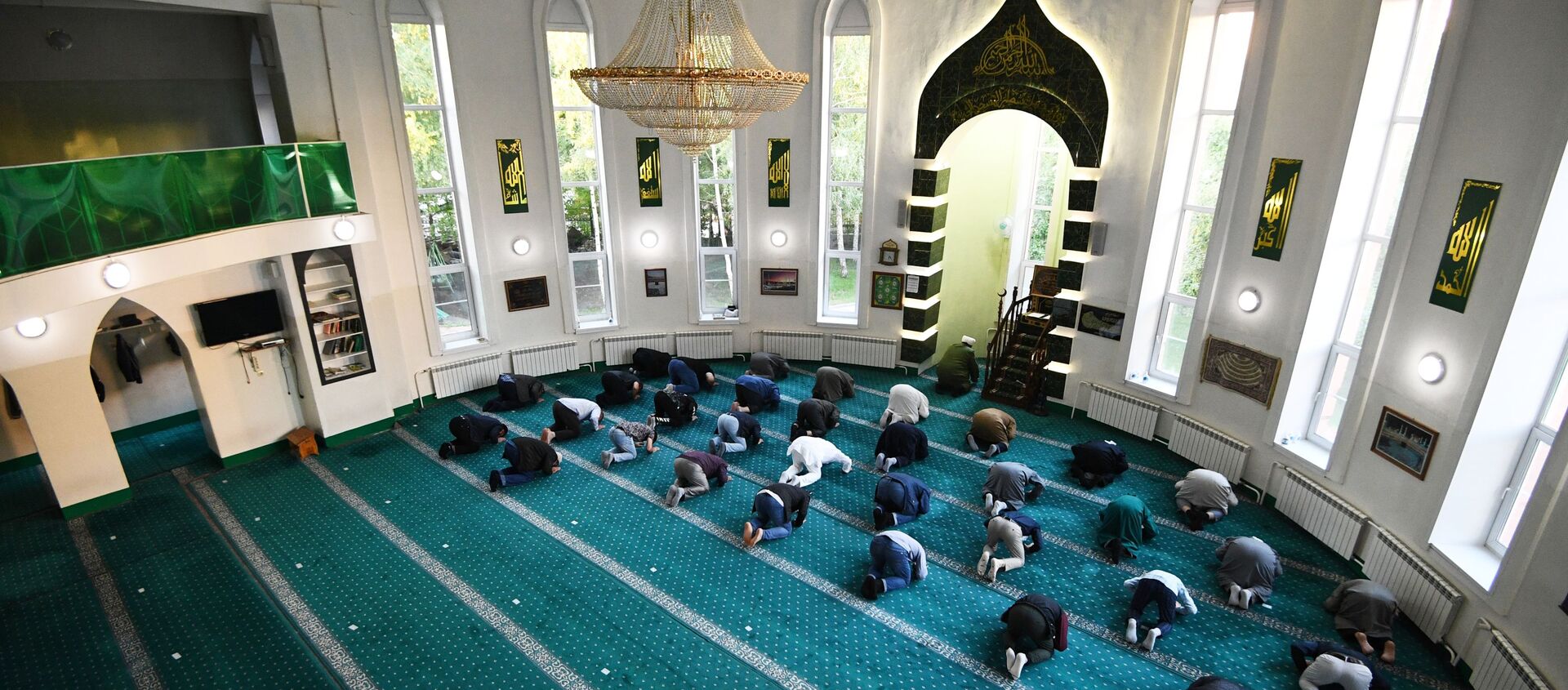 Мусульмане во время праздничной молитвы в Соборной мечети Новосибирска - Sputnik Таджикистан, 1920, 26.01.2021
