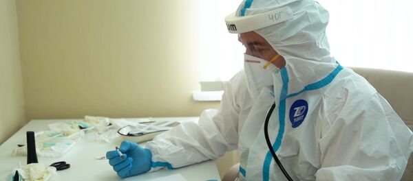 Врач во время осмотра - Sputnik Тоҷикистон