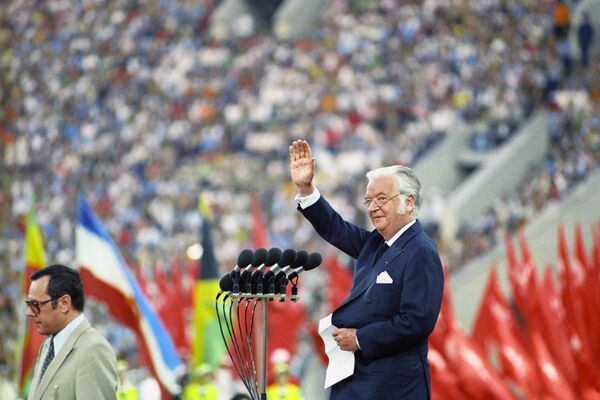 Президент Международного олимпийского комитета лорд Килани приветствует зрителей и спортсменов на торжественной церемонии закрытия игр XXII Олимпиады - Sputnik Таджикистан