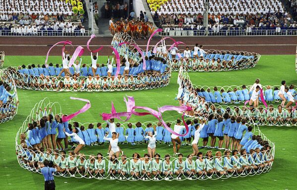 Выступление спортсменов на торжественной церемонии закрытия XXII Олимпийских игр - Sputnik Таджикистан
