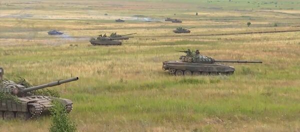 Российские танкисты провели учебный бой в Чебаркуле - YouTube Российские танкисты провели учебный бой в Чебаркуле - YouTube - Sputnik Таджикистан