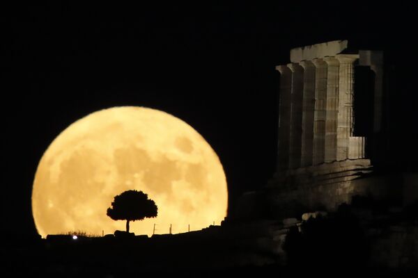 Луна во время восхода в Греции - Sputnik Таджикистан