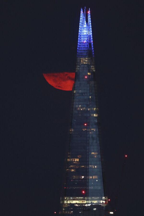 Осетровая луна за зданием в Лондоне  - Sputnik Таджикистан