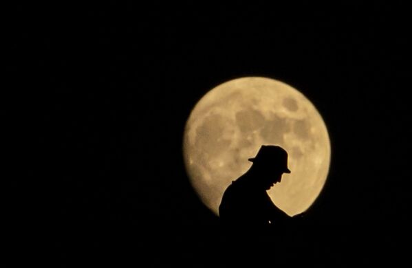 Силуэт мужчины на фоне луны в Ираке  - Sputnik Таджикистан