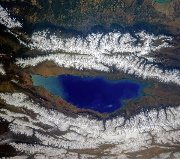 Озеро Иссык-Куль и окружающие его хребты Северного Тянь-Шаня, Киргизия - Sputnik Таджикистан