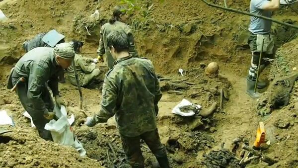 Безымянный батальон: поисковики обнаружили останки 256 красноармейцев, погибших в боях за Москву - YouTube - Sputnik Таджикистан