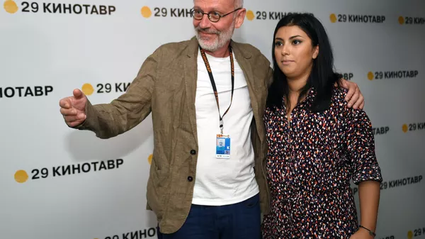 Режиссер, актёр, продюсер и сценарист Александр Гордон, его супруга Нозанин Абдулвасиева - Sputnik Тоҷикистон