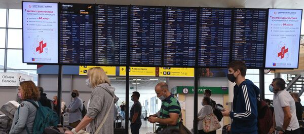 Пассажиры в аэропорту Шереметьево - Sputnik Таджикистан