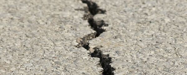 Трещина на асфальте - Sputnik Таджикистан