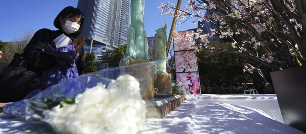 Женщина молится в Японии Женщина молится в Японии - Sputnik Таджикистан