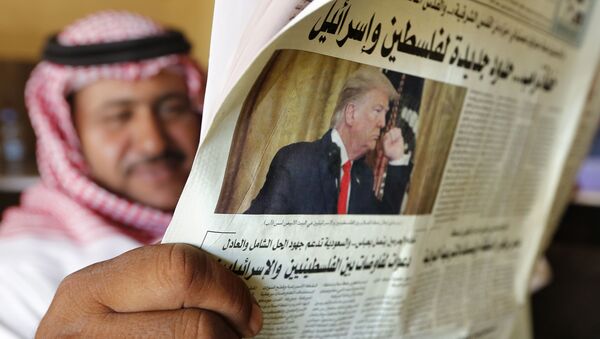 Мужчина держит ежедневную газету Asharq Al-Awsat с портретом президента Дональда Трампа, архивное фото - Sputnik Таджикистан