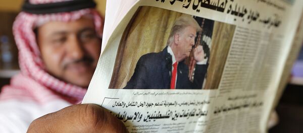 Мужчина держит ежедневную газету Asharq Al-Awsat с портретом президента Дональда Трампа, архивное фото - Sputnik Таджикистан