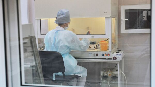 Лаборант проводит исследование биологического материала - Sputnik Таджикистан