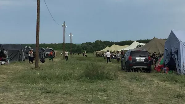 Стихийный палаточный лагерь мигрантов в Оренбургской области на границе РФ и Казахстана