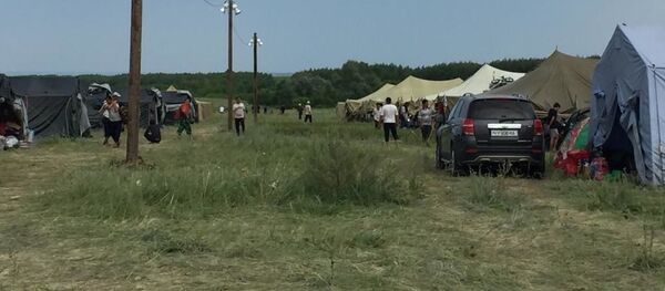 Стихийный палаточный лагерь мигрантов в Оренбургской области на границе РФ и Казахстана - Sputnik Таджикистан