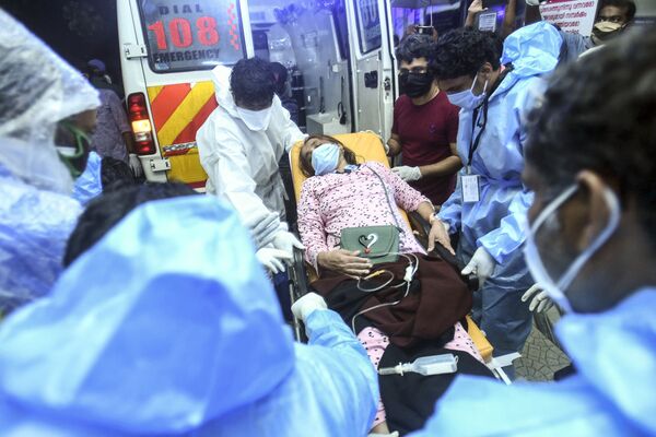Эвакуация раненных при крушении пассажирского самолета Boeing 737 Air India Express в индийском городе Кежикоде, штат Керала, Индия - Sputnik Таджикистан