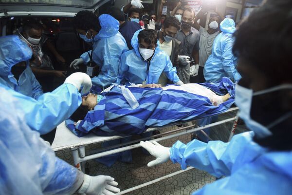 Эвакуация раненных при крушении пассажирского самолета Boeing 737 Air India Express в индийском городе Кежикоде, штат Керала, Индия - Sputnik Таджикистан