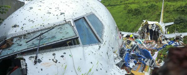 На месте крушения пассажирского самолета Boeing 737 Air India Express в индийском городе Кежикоде, штат Керала, Индия На месте крушения пассажирского самолета Boeing 737 Air India Express в индийском городе Кежикоде, штат Керала, Индия - Sputnik Таджикистан