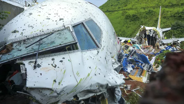 На месте крушения пассажирского самолета Boeing 737 Air India Express в индийском городе Кежикоде, штат Керала, Индия - Sputnik Тоҷикистон
