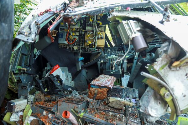 На месте крушения пассажирского самолета Boeing 737 Air India Express в индийском городе Кежикоде, штат Керала, Индия - Sputnik Тоҷикистон