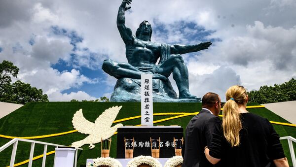 Люди в Парке мира в Нагасаки во время памятных мероприятий  - Sputnik Таджикистан