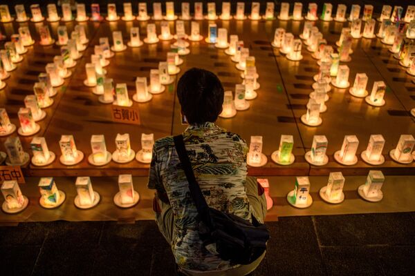 Фонари с посланиями во время памятных мероприятий в Нагасаки - Sputnik Таджикистан