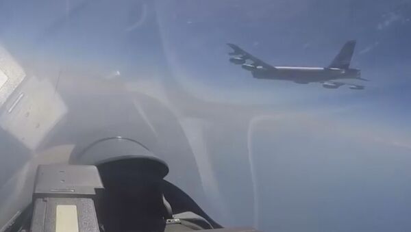 Бомбандози Су-27 ду ҳавопаймои ҷосусии Амрикоро забт кард - YouTube - Sputnik Тоҷикистон