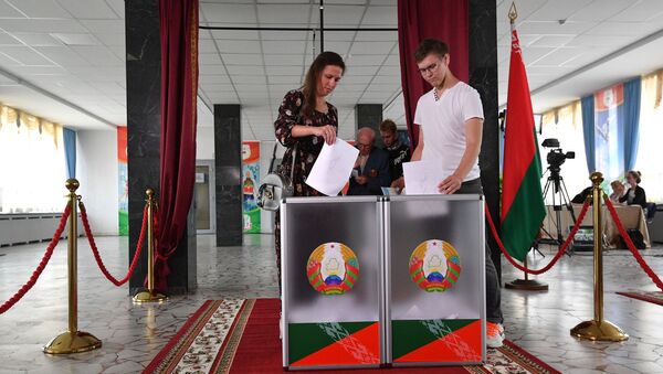 Молодые люди голосуют на выборах президента Белоруссии - Sputnik Таджикистан