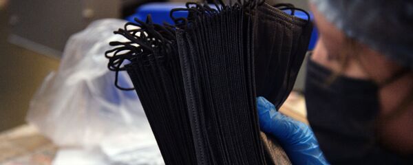 Производство масок и респираторов Производство масок и респираторов - Sputnik Таджикистан