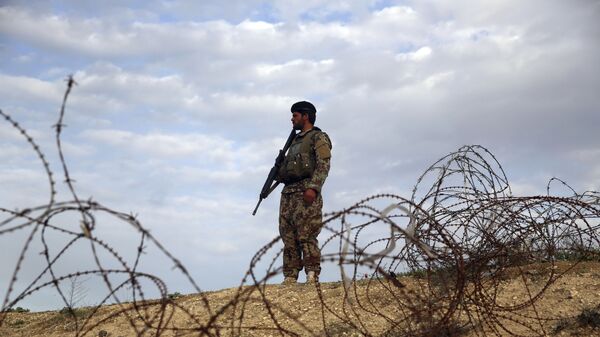 Солдат Афганской национальной армии охраняет блокпост, архивное фото - Sputnik Тоҷикистон
